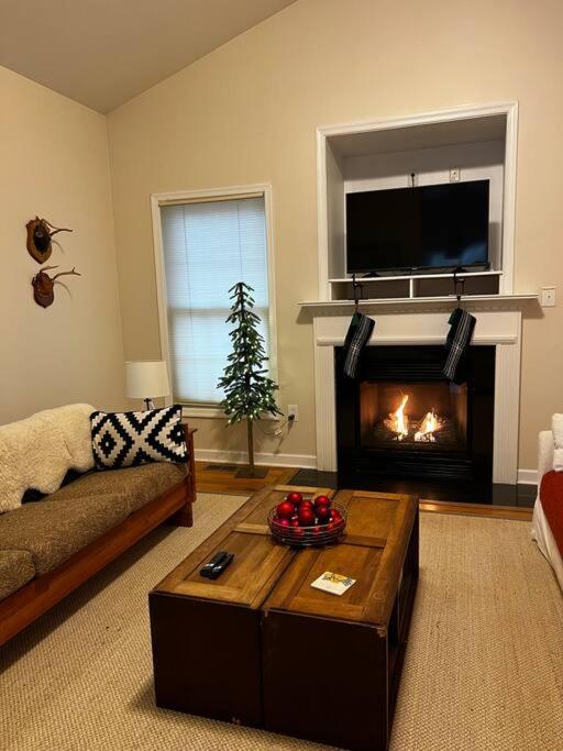 Cozy Cabin W/ Indoor Fireplace & Tranquil Views 卢雷 外观 照片