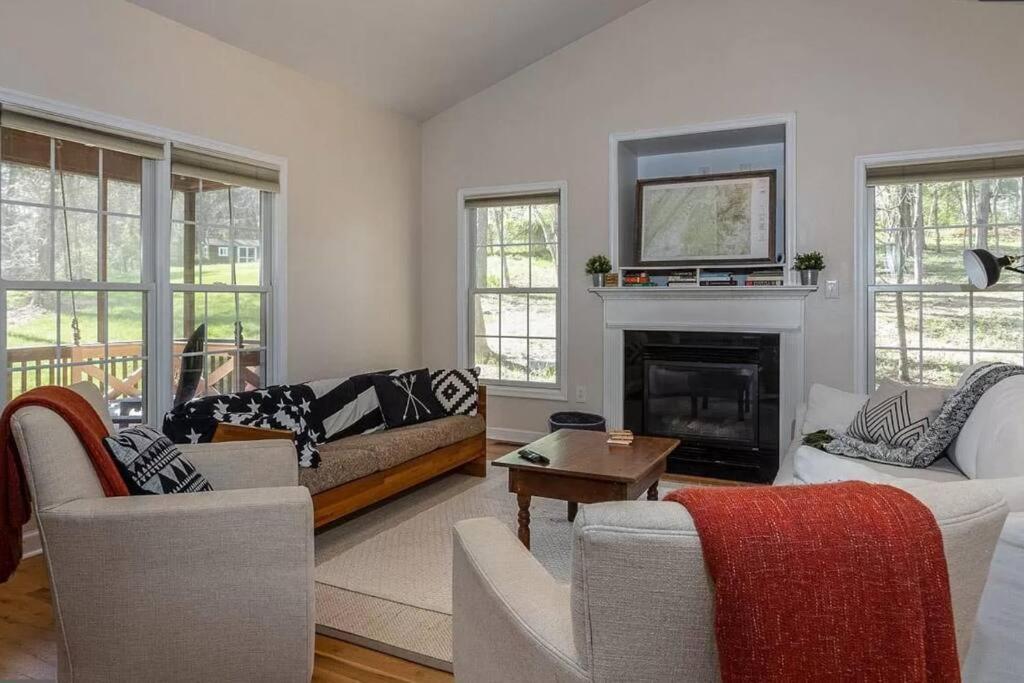 Cozy Cabin W/ Indoor Fireplace & Tranquil Views 卢雷 外观 照片